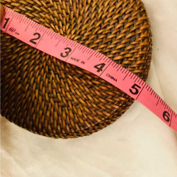 Set of four round wicker coasters in hinged round wicker box brown & tan - Picture 7 of 8